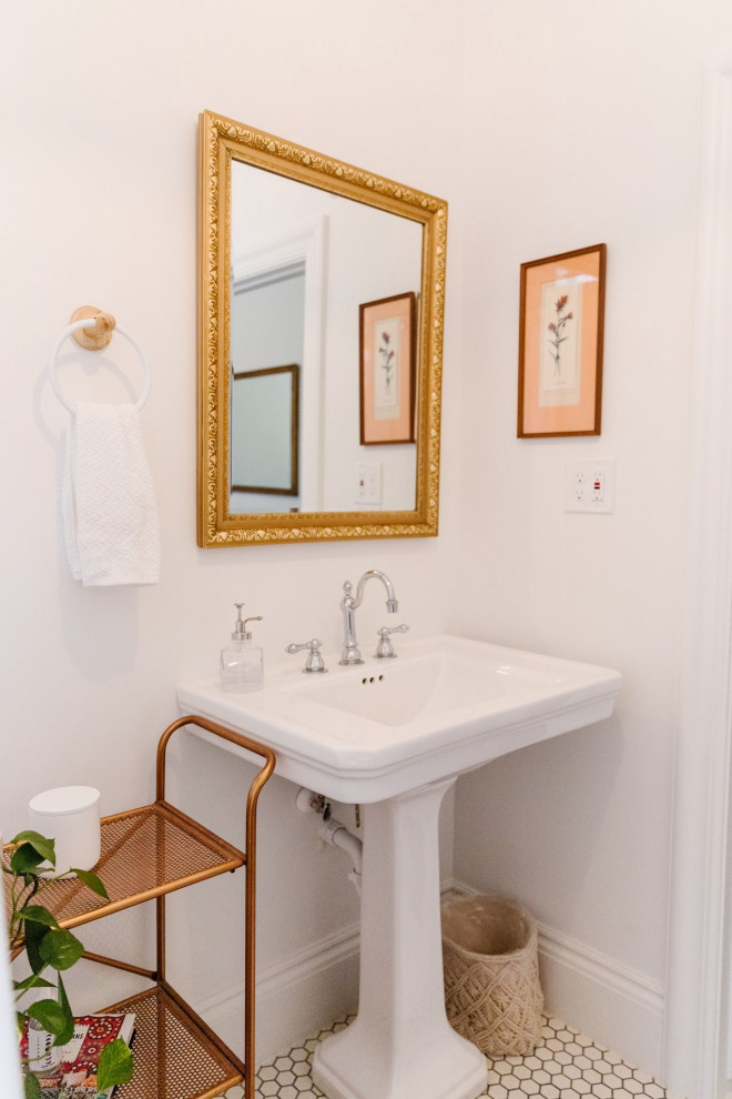 Inspiration pour une salle de bain style shabby chic avec un mur blanc, un lavabo de ferme, un sol blanc et meuble simple vasque.