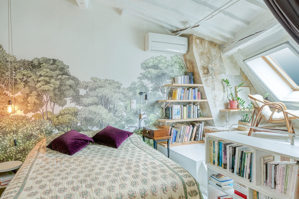 Cette photo montre une chambre éclectique avec un mur multicolore, un sol blanc, poutres apparentes, un plafond voûté et du papier peint.