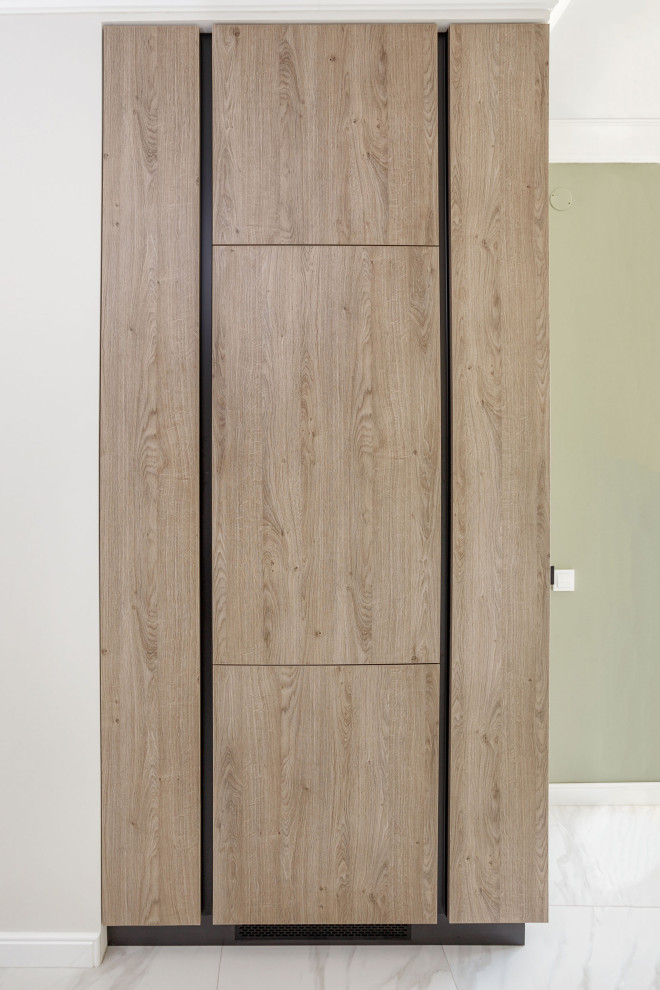 Светлая кухня с отдельным шкафом для холодильника