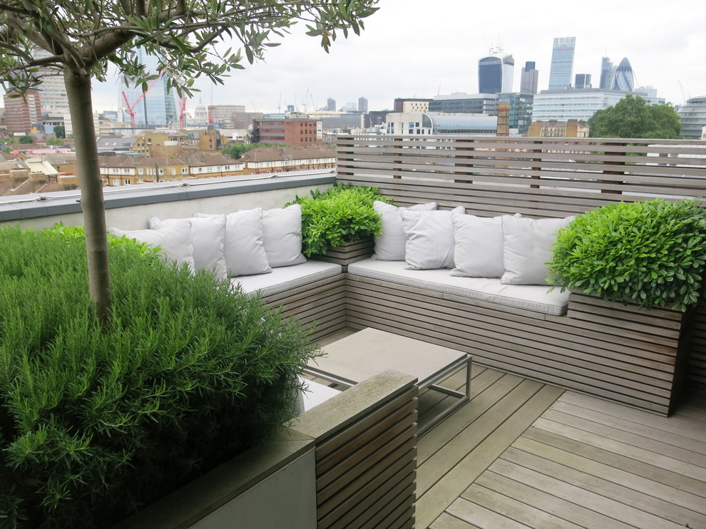 Inspiration for a contemporary rooftop and rooftop deck in London with no cover.