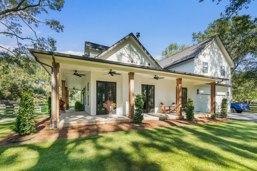 Example of a transitional home design design in Houston