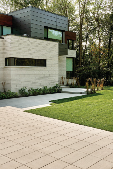 Modern Chic Driveway modern-traedgaard