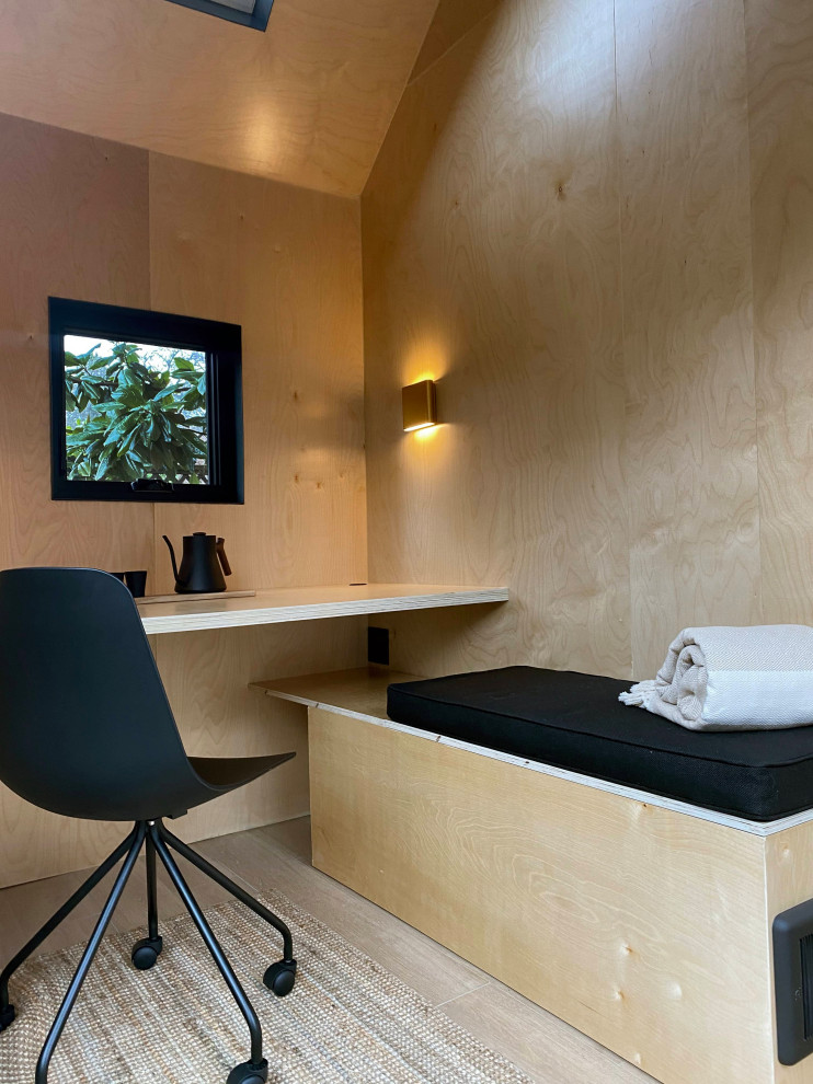Diseño de despacho abovedado minimalista pequeño con paredes marrones, suelo vinílico, escritorio empotrado, suelo marrón y madera