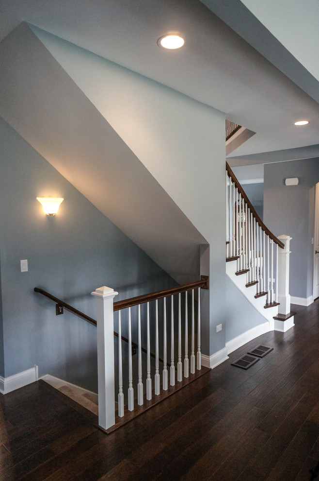 Пример оригинального дизайна: прямая лестница в стиле модернизм с деревянными ступенями и крашенными деревянными подступенками