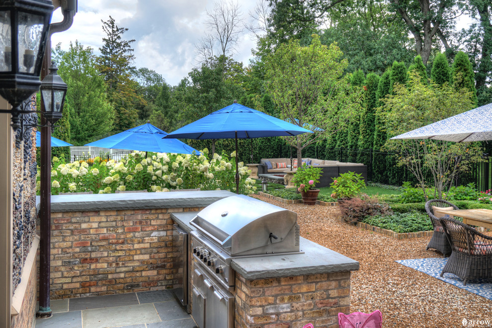 Inspiration for a mid-sized traditional backyard patio in Nashville with an outdoor kitchen and gravel.