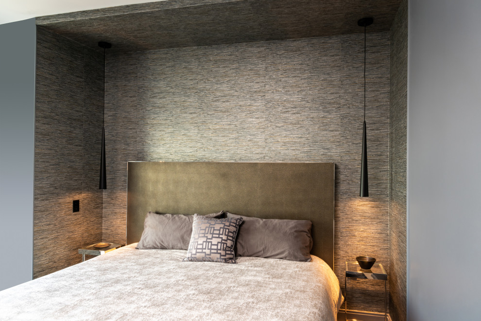 Exemple d'une petite chambre parentale tendance avec un mur gris, parquet clair, un sol beige et du papier peint.