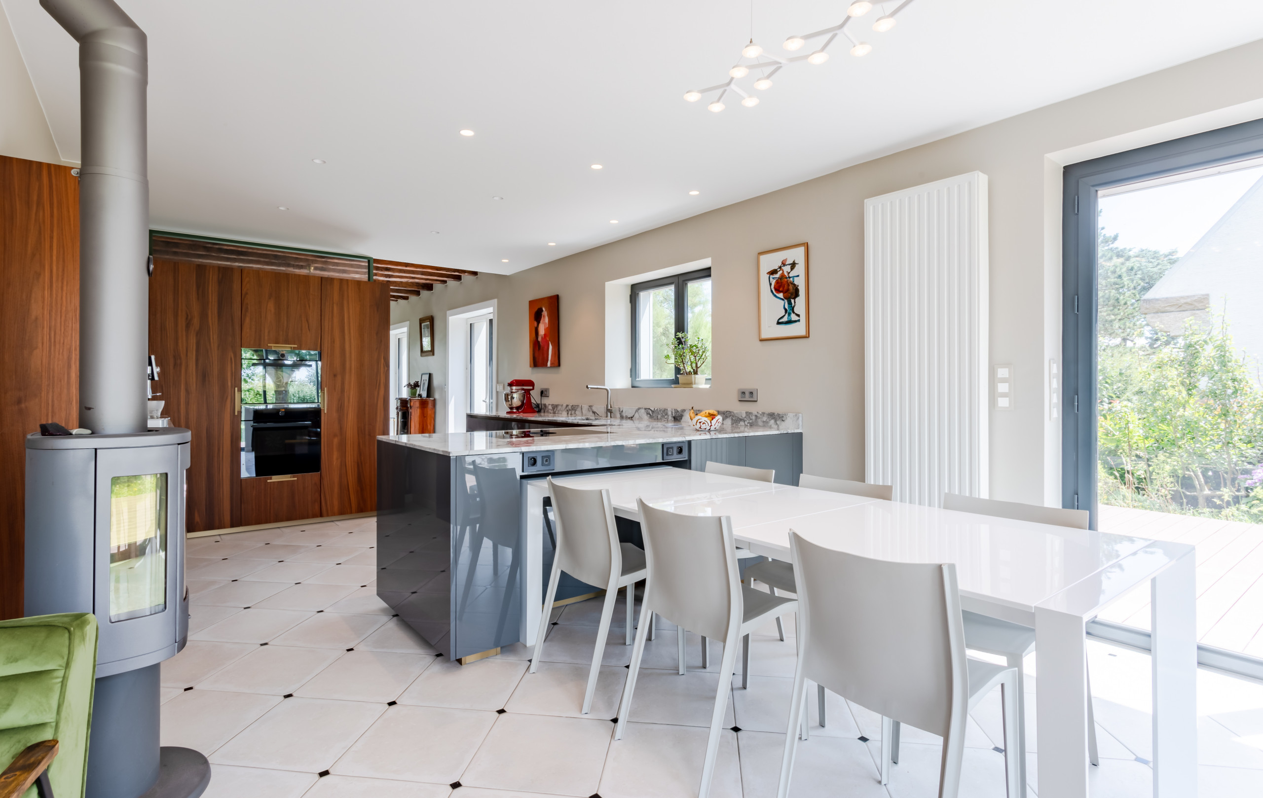 Rénovation d'une cuisine ouverte et chambre multifonction avec bureau intégré