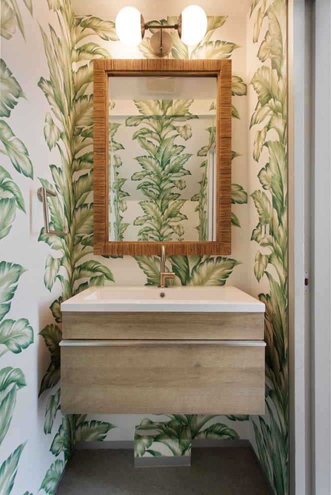 Esempio di un bagno di servizio contemporaneo con piastrelle verdi, pareti verdi, lavabo sospeso, pavimento grigio e carta da parati