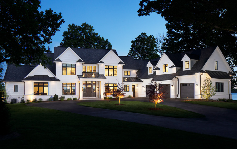 Geräumiges, Dreistöckiges Klassisches Einfamilienhaus mit weißer Fassadenfarbe, Satteldach, schwarzem Dach und Misch-Dachdeckung in Milwaukee