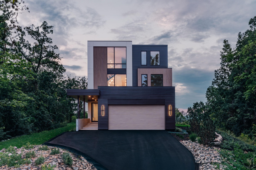 Idéer för stora funkis grå hus, med tre eller fler plan, blandad fasad, platt tak och tak i mixade material