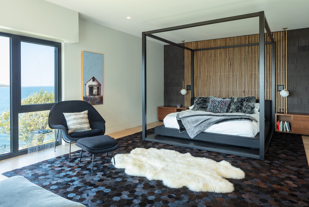 Источник вдохновения для домашнего уюта: хозяйская спальня в современном стиле с белыми стенами, паркетным полом среднего тона, коричневым полом и деревянными стенами