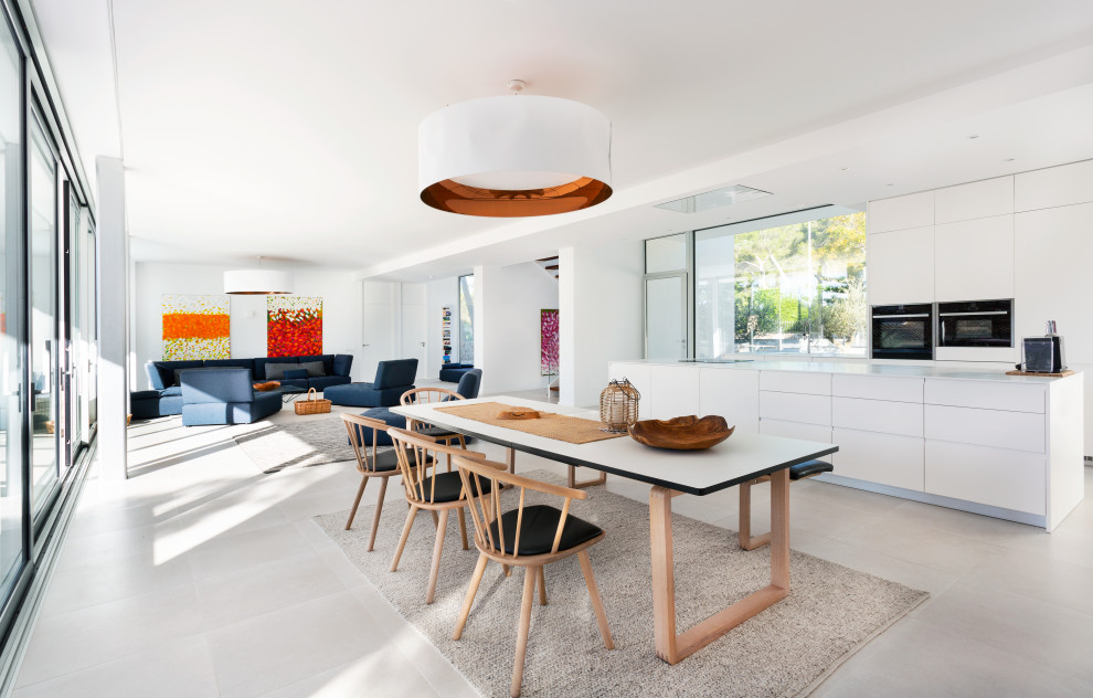 This is an example of a modern dining room in Palma de Mallorca.