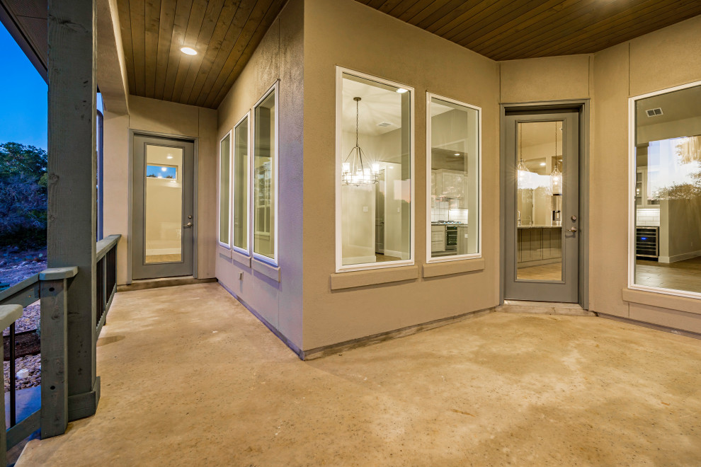 Example of a transitional home design design in Austin