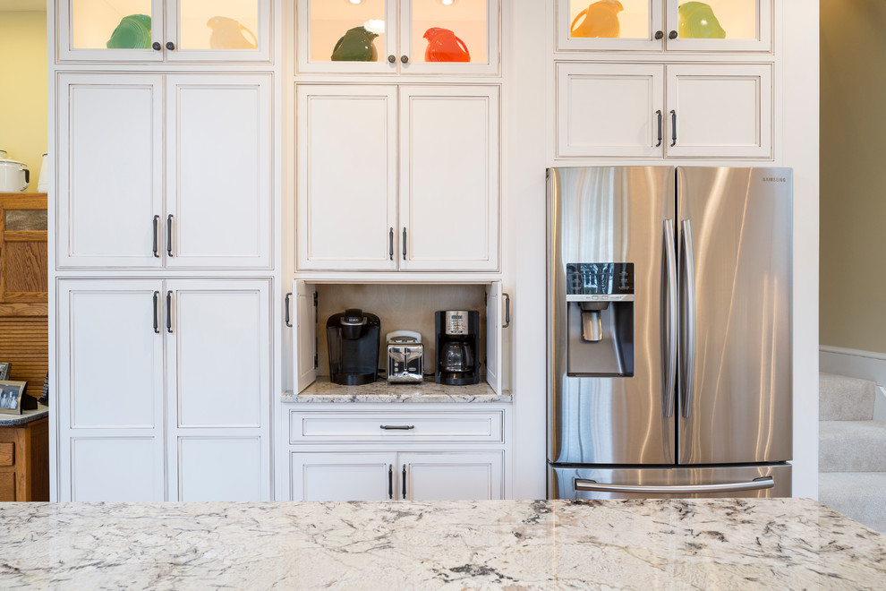 Example of a transitional kitchen design in Dallas