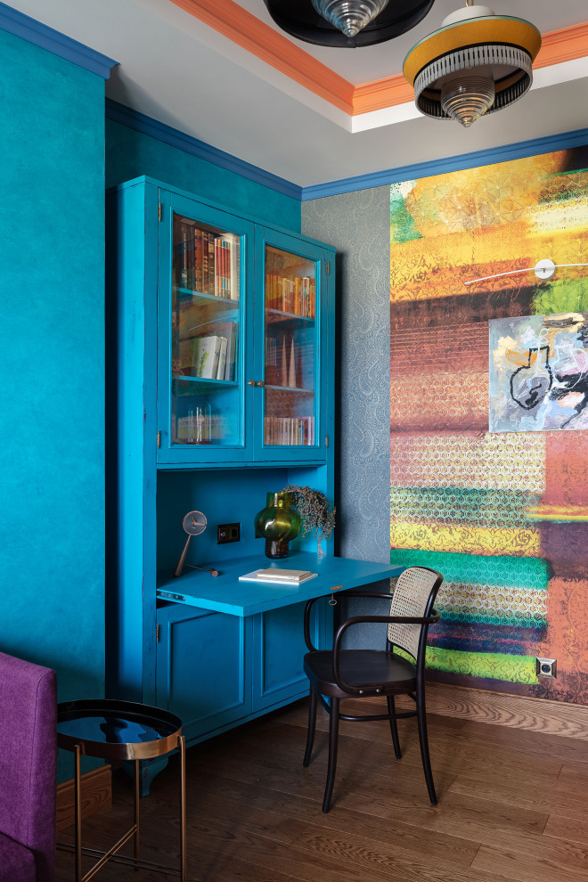 Свежая идея для дизайна: маленькое рабочее место в стиле фьюжн с синими стенами, деревянным полом, встроенным рабочим столом, коричневым полом, кессонным потолком и обоями на стенах для на участке и в саду - отличное фото интерьера