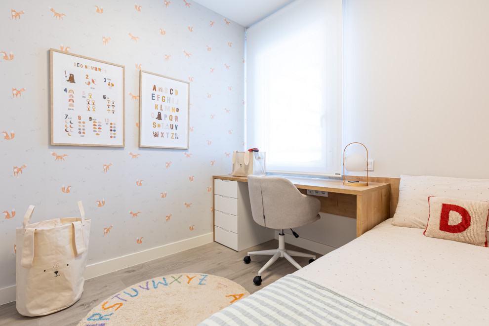 Diseño de dormitorio infantil de 4 a 10 años nórdico de tamaño medio con paredes beige y suelo de madera clara