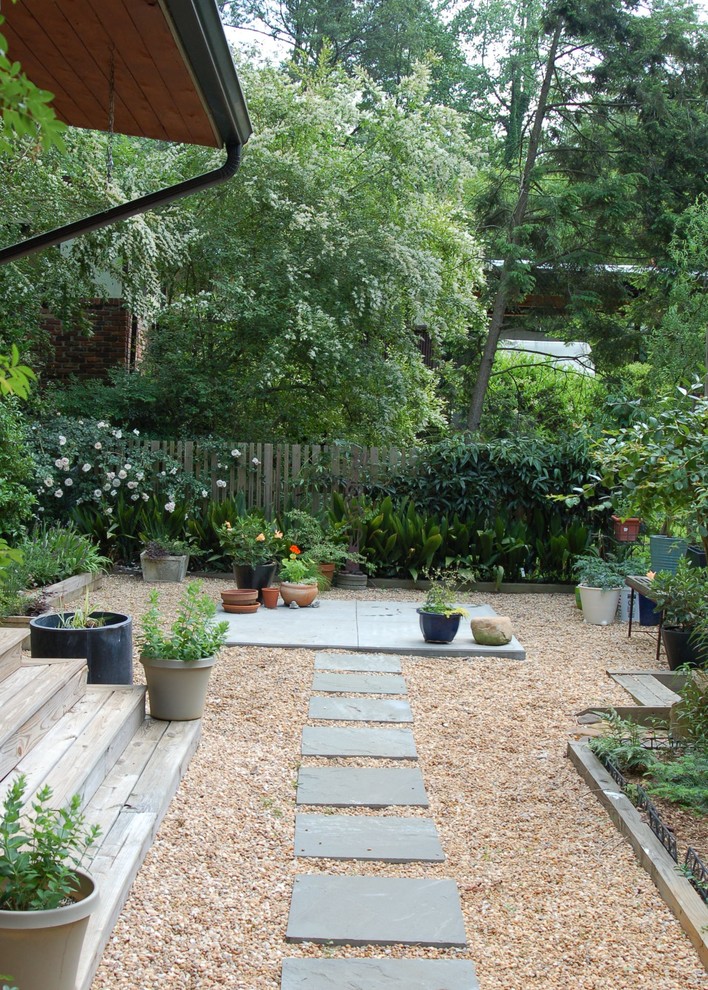 Design ideas for a midcentury backyard garden in Atlanta.