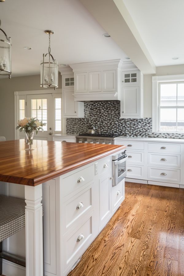 Large traditional u-shaped eat-in kitchen in Boston with an undermount sink, shaker cabinets, yellow cabinets, laminate benchtops, metallic splashback, metal splashback, stainless steel appliances, medium hardwood floors and with island.
