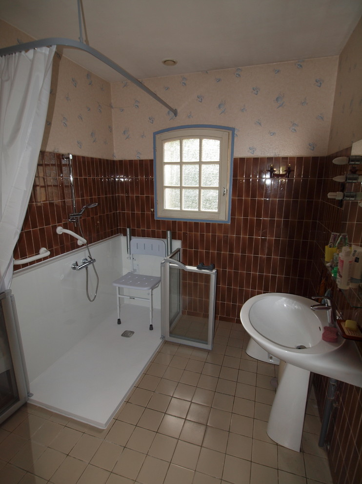 Large midcentury 3/4 bathroom in Bordeaux with a curbless shower.