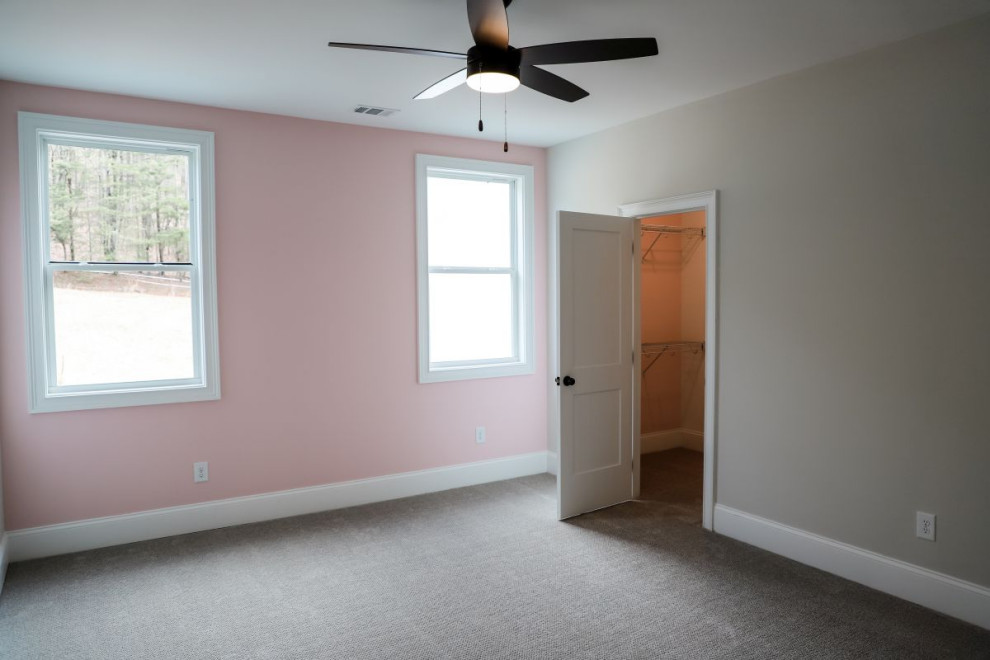 Inspiration för ett lantligt sovrum, med rosa väggar