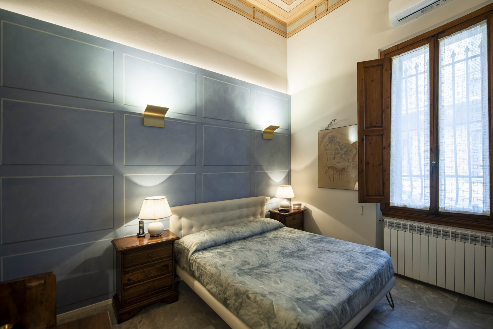 Идея дизайна: хозяйская спальня среднего размера в средиземноморском стиле с белыми стенами, полом из керамогранита, серым полом и панелями на стенах