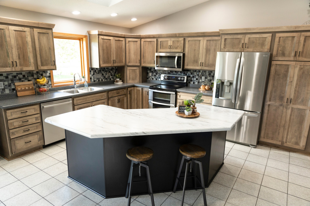 Example of a mid-sized transitional l-shaped eat-in kitchen design in Austin with shaker cabinets, medium tone wood cabinets, laminate countertops and an island