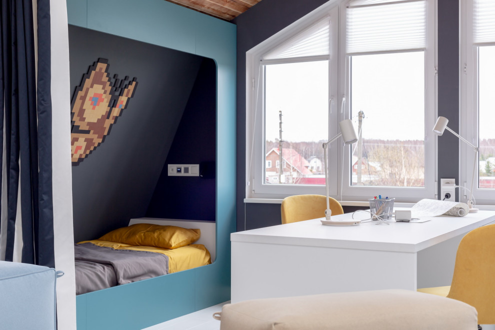 Idee per una cameretta da letto design con pareti blu, pavimento bianco e soffitto in perlinato