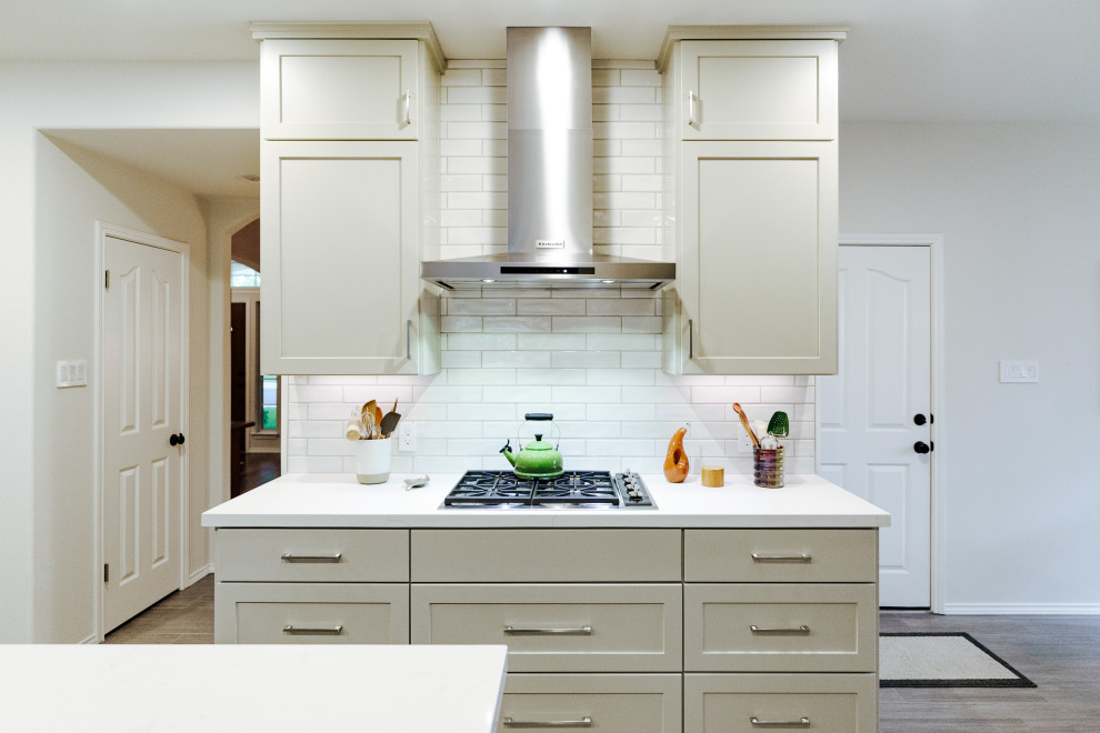 Kitchen - transitional kitchen idea in Austin