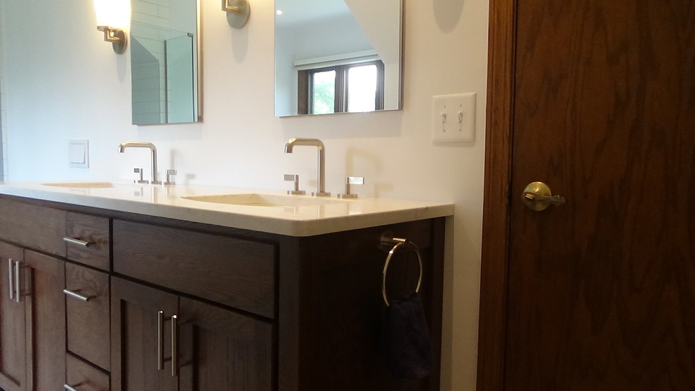 Inspiration for a mid-sized transitional home design remodel in Chicago