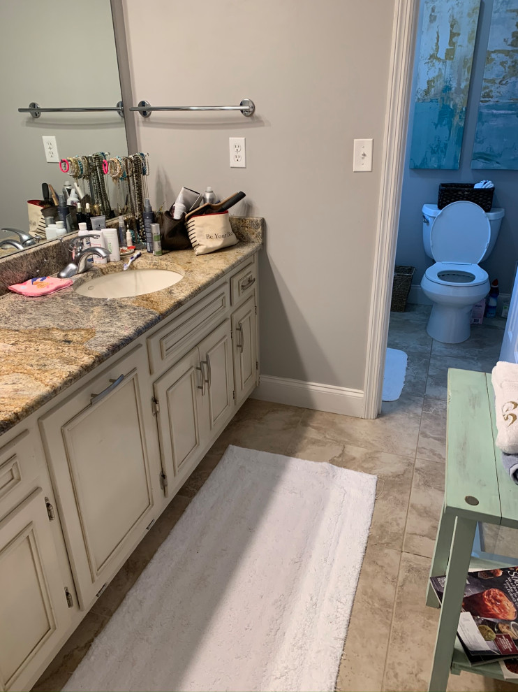 Example of a transitional home design design in Atlanta