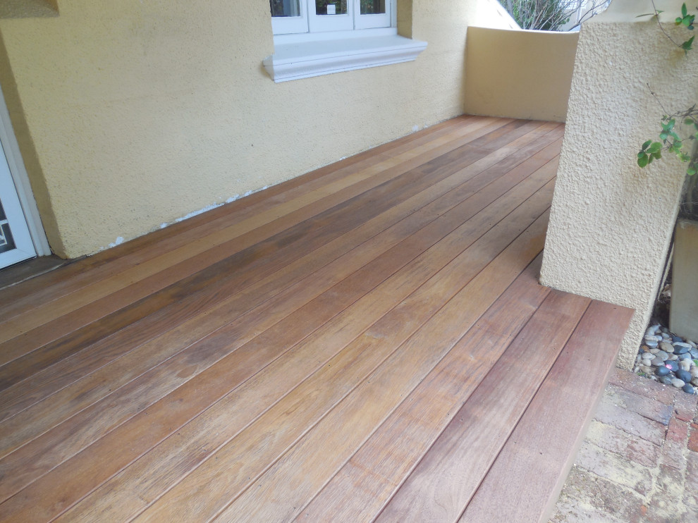 Design ideas for a small traditional courtyard and ground level deck in Perth.