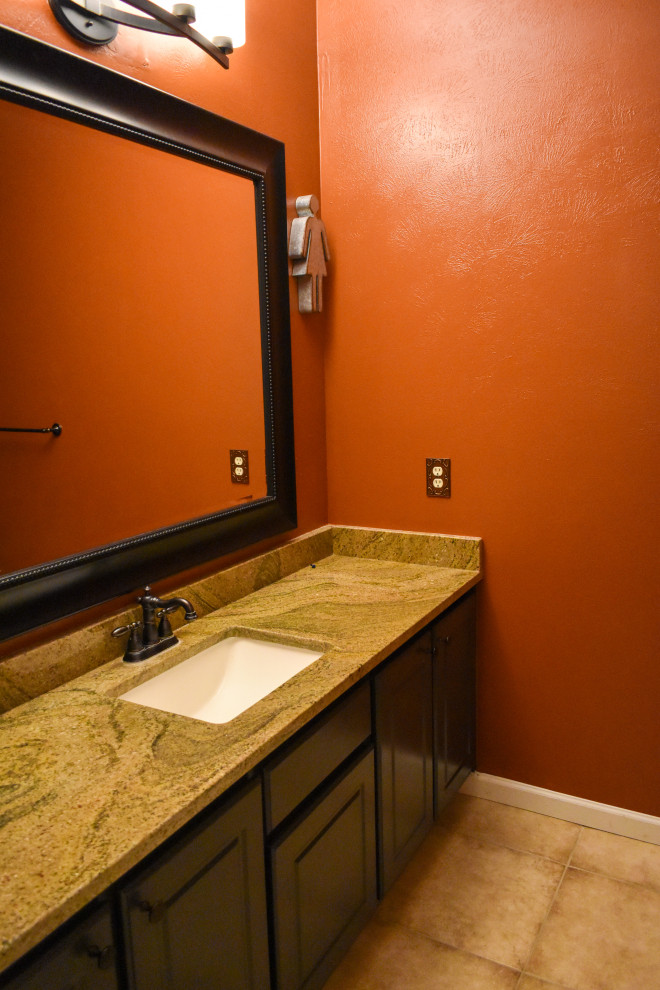 Mid-sized traditional bathroom in Houston.