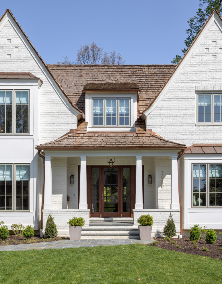 Großes, Zweistöckiges Einfamilienhaus mit Mix-Fassade, weißer Fassadenfarbe und braunem Dach in Washington, D.C.