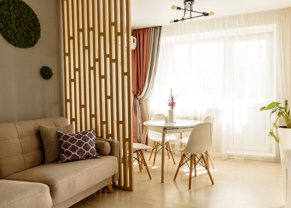Идея дизайна: гостиная-столовая в скандинавском стиле с разноцветными стенами, полом из ламината, бежевым полом и обоями на стенах