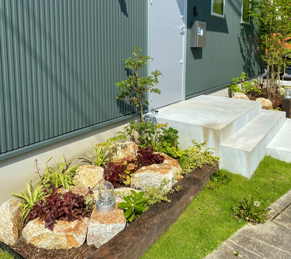 Idee per un giardino minimalista esposto a mezz'ombra davanti casa in estate con recinzione in legno
