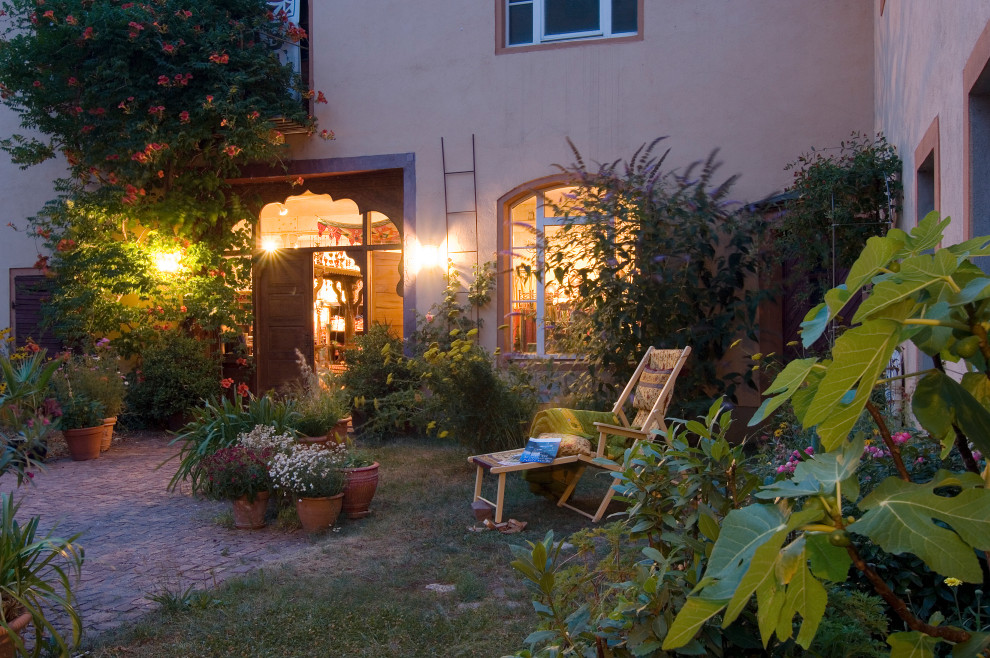 Idee per un patio o portico country di medie dimensioni e in cortile con pavimentazioni in pietra naturale