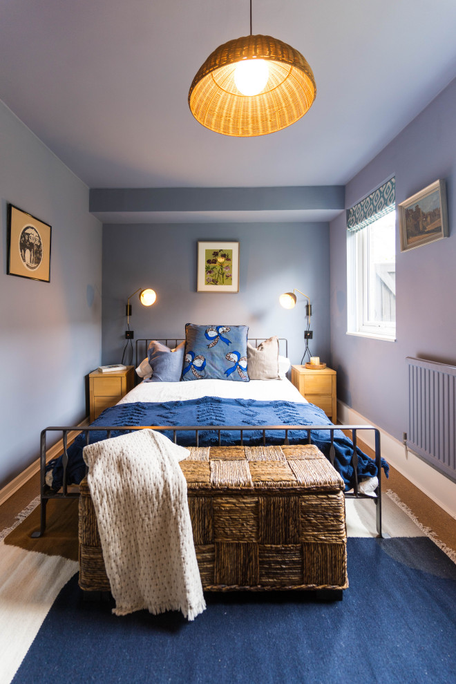 Esempio di una piccola camera matrimoniale con pareti blu e pavimento in sughero
