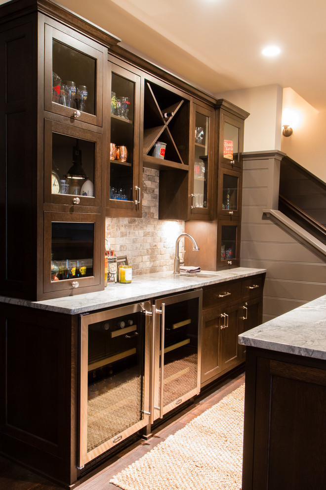 This is an example of a mid-sized transitional home bar in Minneapolis.