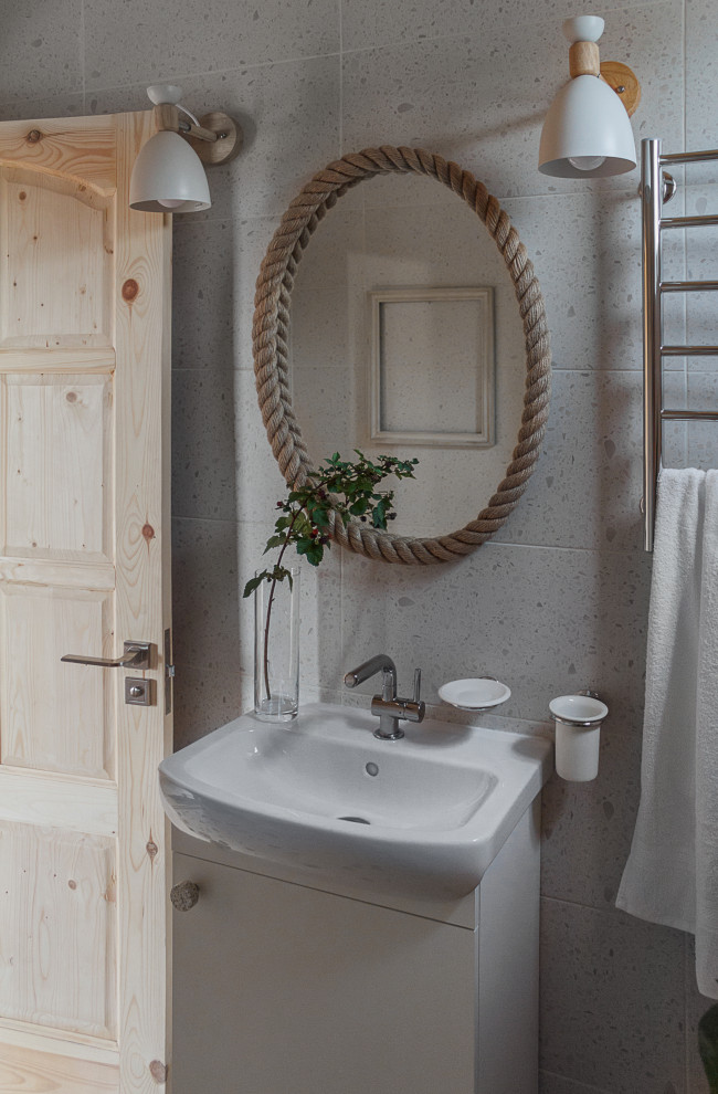 На фото: маленькая серо-белая ванная комната в скандинавском стиле с плоскими фасадами, белыми фасадами, угловым душем, унитазом-моноблоком, разноцветной плиткой, керамогранитной плиткой, бежевыми стенами, полом из керамогранита, душевой кабиной, накладной раковиной, разноцветным полом, шторкой для ванной, тумбой под одну раковину, напольной тумбой, деревянным потолком и зеркалом с подсветкой для на участке и в саду