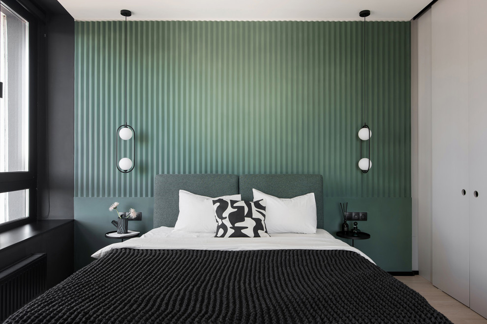 Kleines Modernes Schlafzimmer mit grüner Wandfarbe und Laminat in Sonstige
