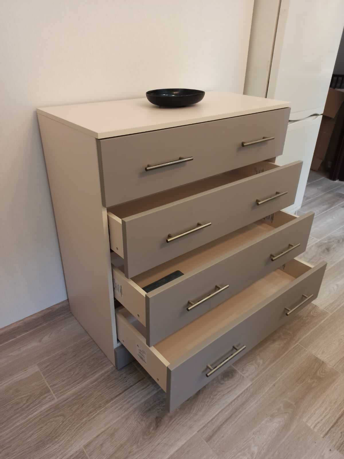 Небольшая кухня в бежевых тонах с комодом