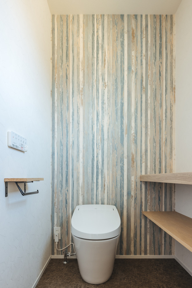 Esempio di un bagno di servizio di medie dimensioni con pareti blu, pavimento marrone, mobile bagno incassato, soffitto in perlinato e pareti in perlinato