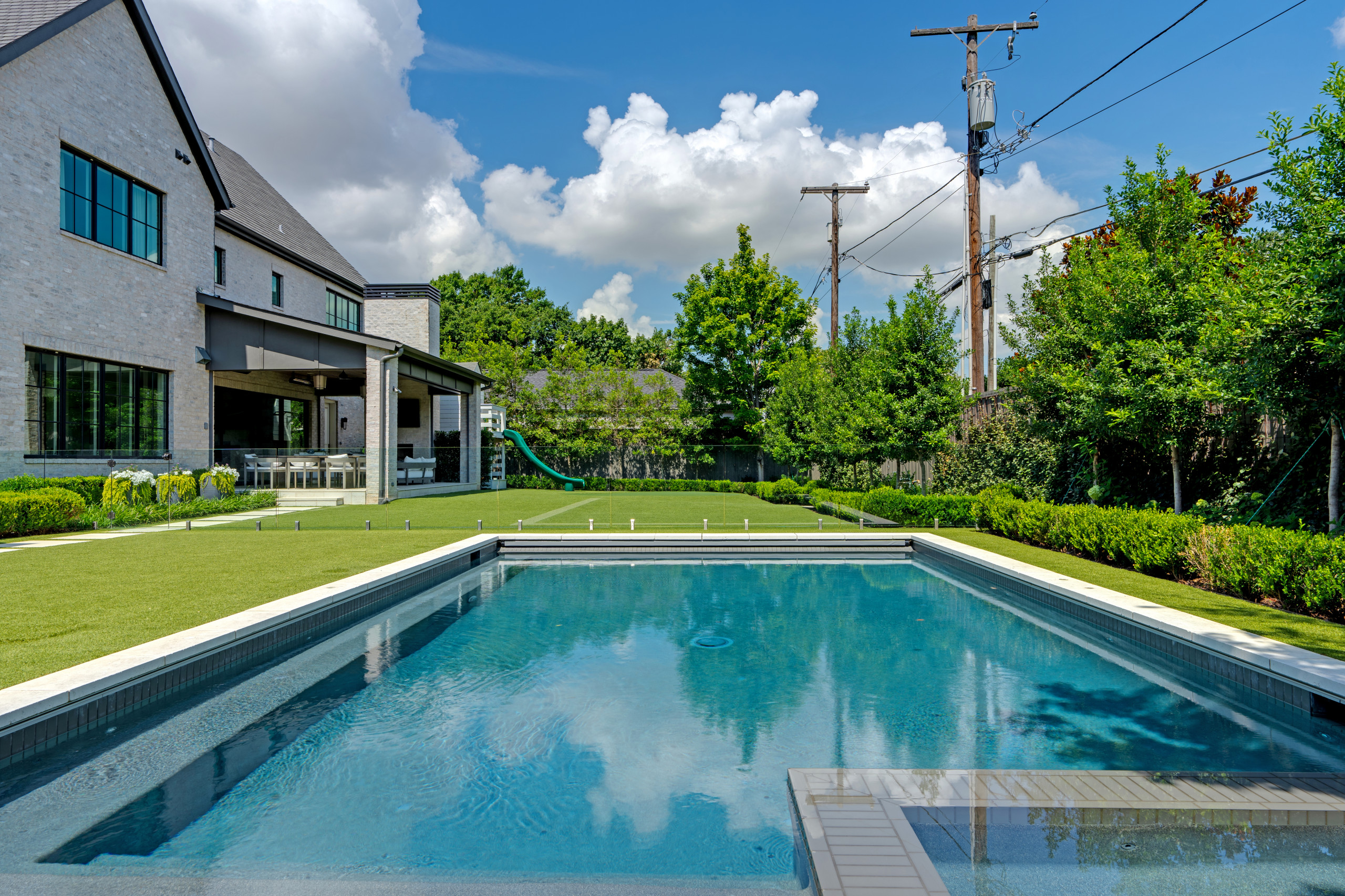 BLUFFVIEW MODERN OASIS