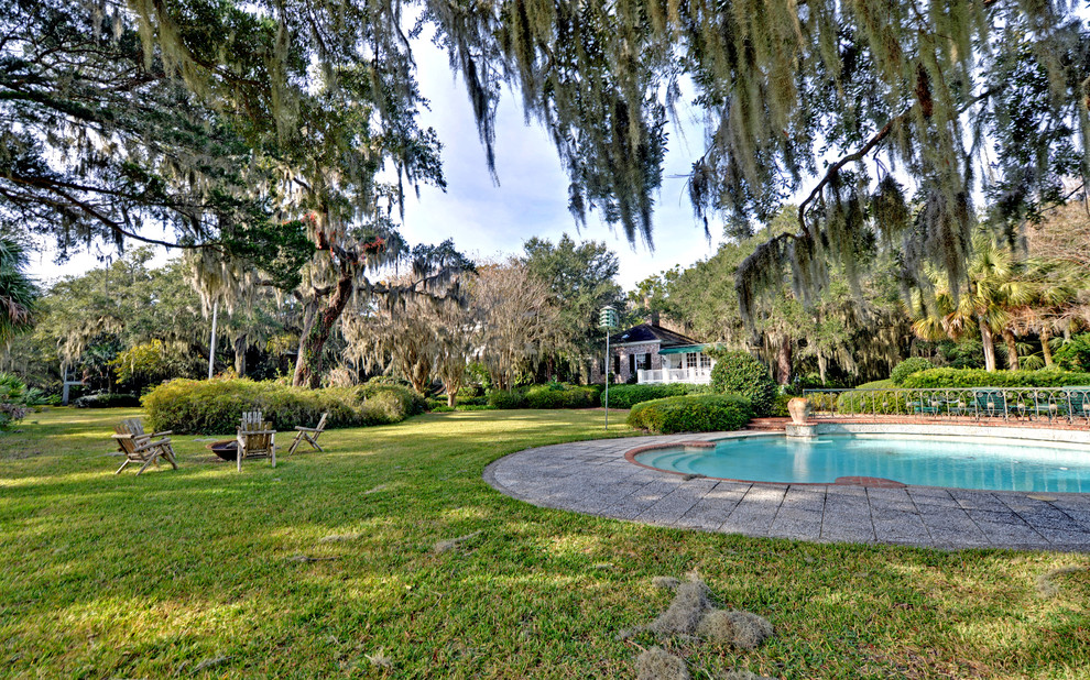 Photo of a traditional landscaping in Atlanta.