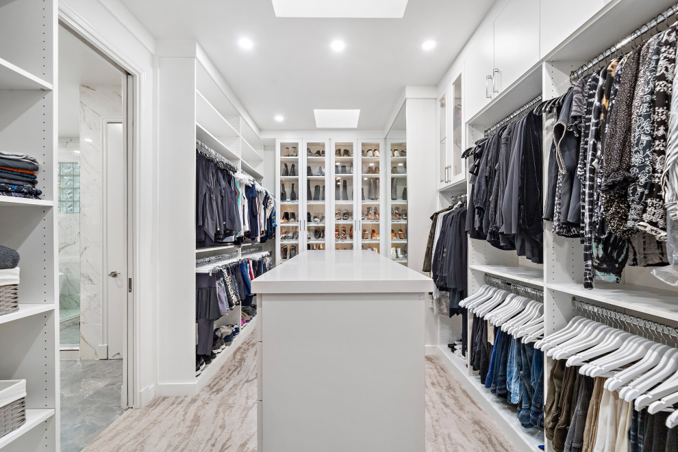 Inspiration för stora moderna walk-in-closets för könsneutrala, med vita skåp och klinkergolv i porslin