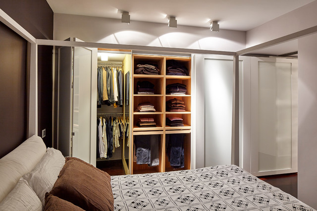 Una casa luminosa modern-ankleidezimmer