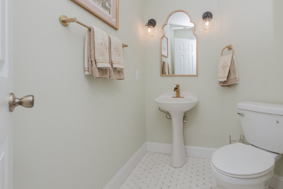ワシントンD.C.にある高級な小さなトラディショナルスタイルのおしゃれなトイレ・洗面所 (緑の壁、モザイクタイル、ペデスタルシンク、マルチカラーの床) の写真