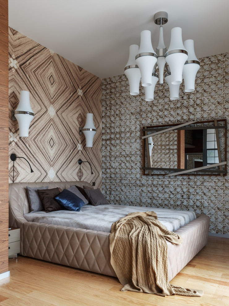 На фото: спальня в современном стиле с коричневыми стенами, светлым паркетным полом и бежевым полом с