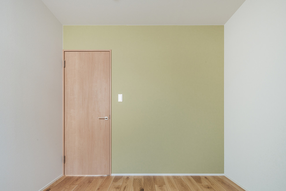 Ejemplo de habitación de niño de 1 a 3 años y blanca pequeña con paredes blancas, suelo de madera clara, suelo beige, papel pintado y papel pintado