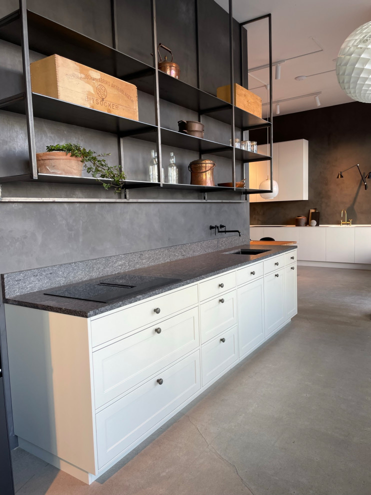 Exempel på ett avskilt, mellanstort lantligt grå linjärt grått kök, med en undermonterad diskho, skåp i shakerstil, beige skåp, granitbänkskiva, grått stänkskydd, integrerade vitvaror, betonggolv och grått golv